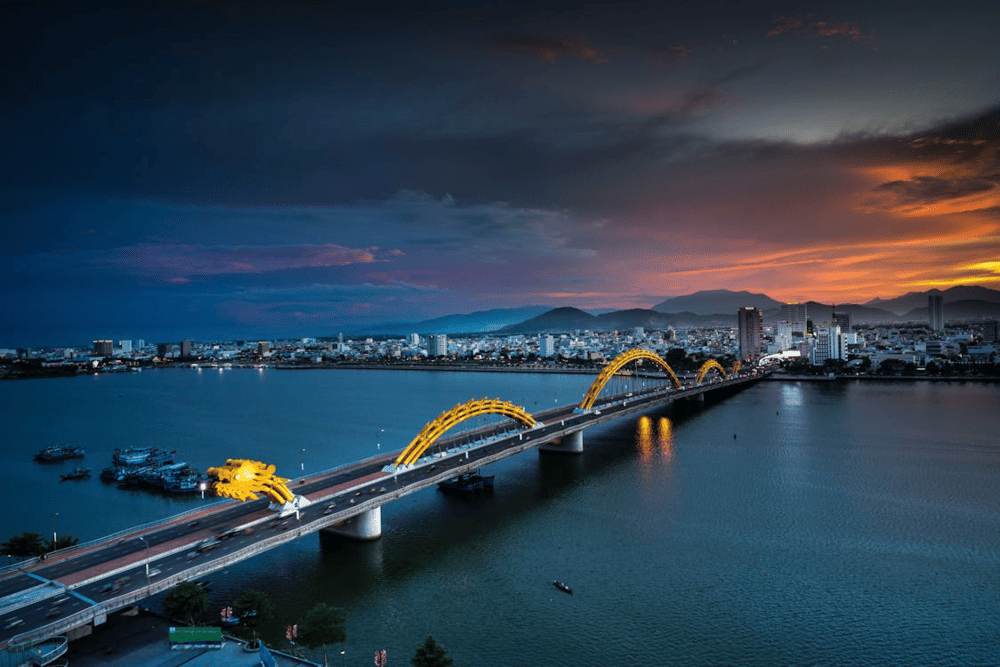 Dragon Bridge embodies Da Nang&rsquo;s modern spirit, renowned for its dazzling light shows and dramatic fire-breathing performances (Source: Pexels)